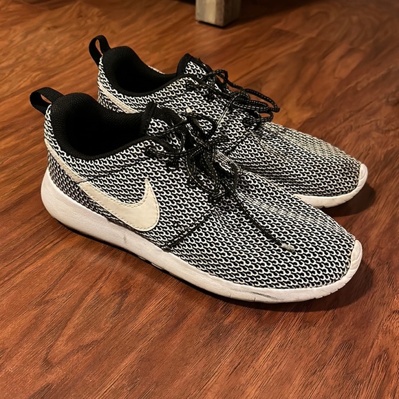 Nike Roshe 6 youth- fit my women’s 7.5-8 size feet - Picture 1 of 2